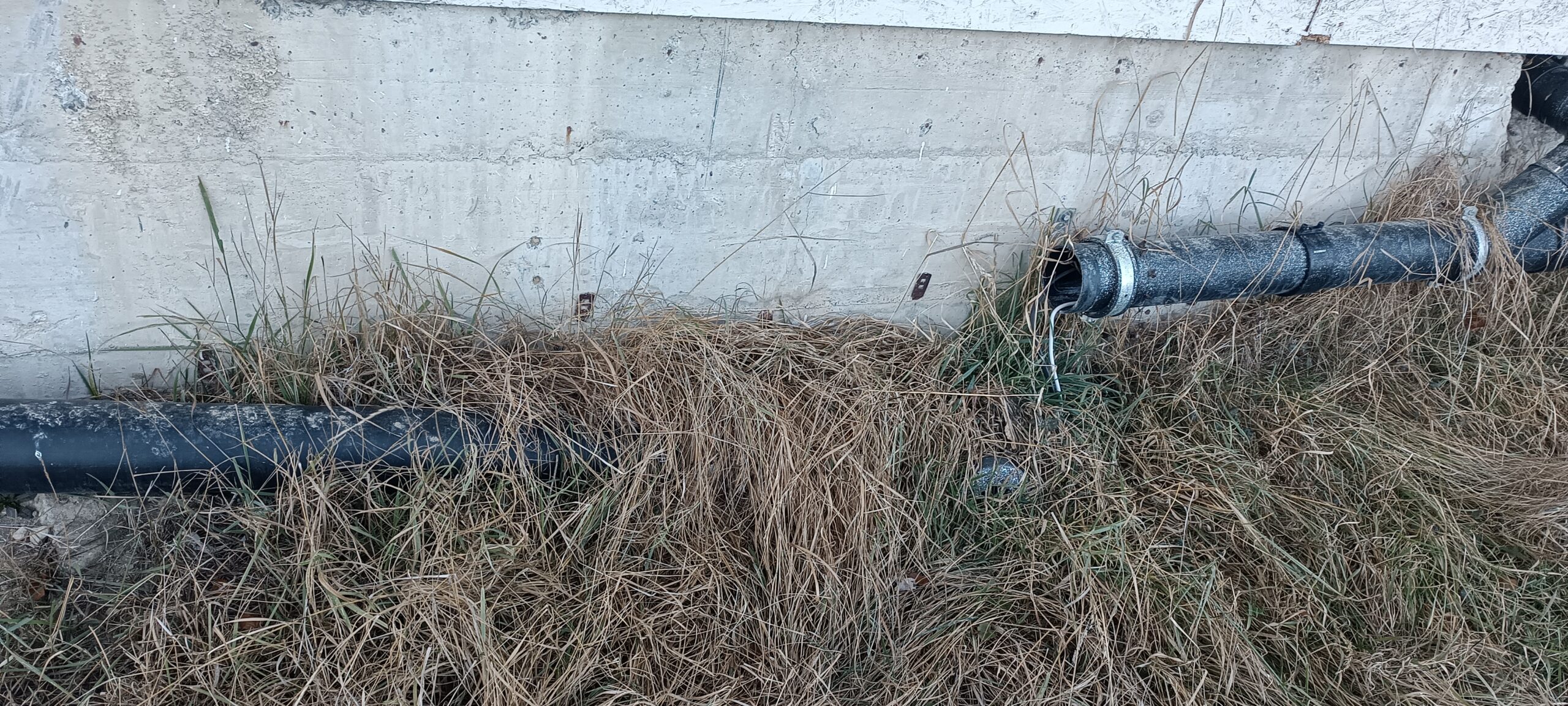 Problème d’évacuation des eaux pluviales – tuyau endommagé à l’arrière de l’immeuble